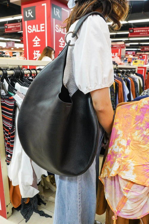 各大服裝批發(fā)城年中清倉開始啦 最低10元 件,500塊裝一麻袋